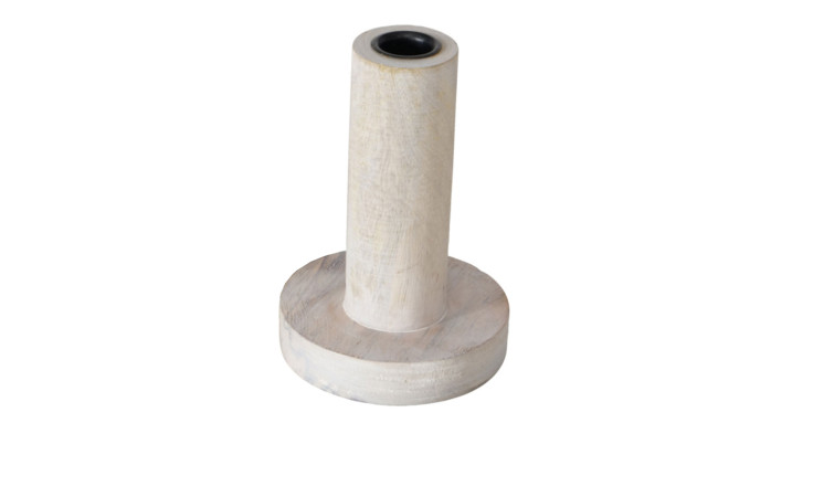 Ein heller, zylindrischer Kerzenleuchter Pekat 15 cm mit flachem Boden und hohlem Kern - perfekt für Dekorationen.