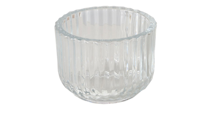 Windlicht Sikel 9,30 cm, eine transparente Glasschale mit vertikalen Rillen, leer auf weißem Hintergrund.