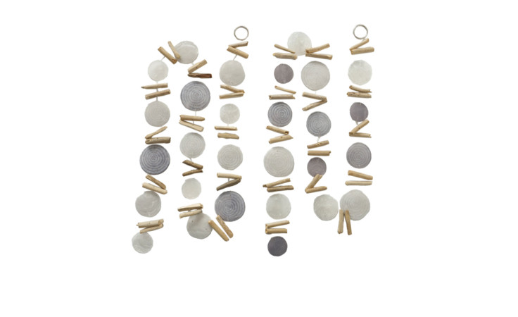 Die Capiz-Girlande Nerida 180 cm besteht aus weißen Scheiben und Holzstäben, die vertikal an Schnüren aufgereiht sind.
