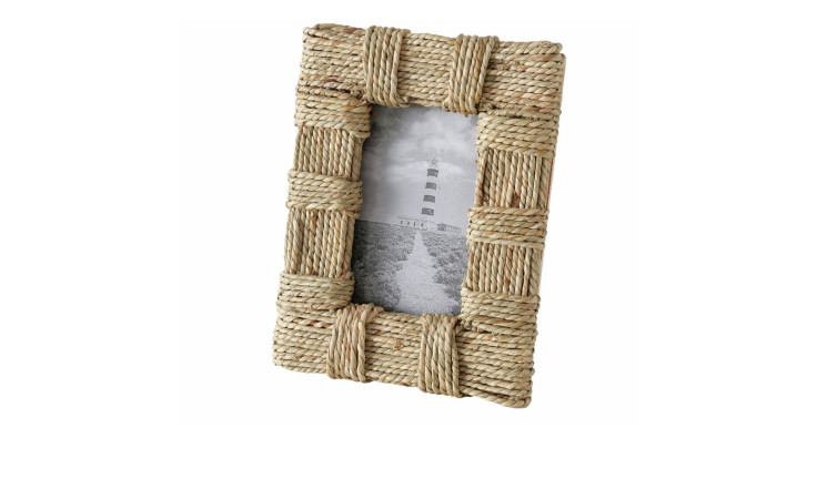 Der Boltze Bilderrahmen Larel 13 x 21,4 cm zeigt ein schwarz-weißes Leuchtturm-Foto in einem Jute-Seilrahmen.