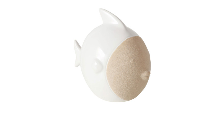 Der Dekofisch Shelby ist eine weiße, runde Fischskulptur aus Keramik mit einem beigefarbenen, strukturierten Gesicht - ideal für abstrakte Dekore.