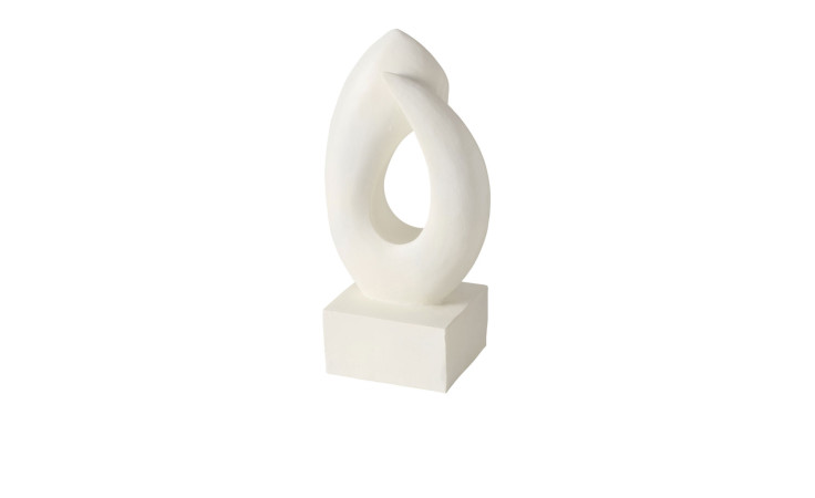 Die Skulptur Brimo: weiße Kunststoff-Skulptur mit glatten, gebogenen Formen auf quadratischem Sockel, isoliert.