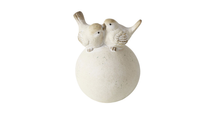 Zwei beigefarbene Vögel sitzen eng beieinander auf der 15,8 cm großen Dekokugel mit Vögeln vor einem weißen Hintergrund.