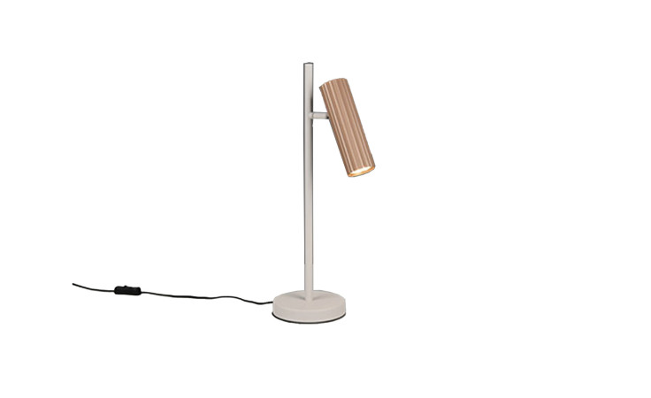 Die Trio Tischleuchte Soka 50 cm hat einen vertikalen Metallfuß und einen braunen Schirm in Holzoptik mit sichtbarem Stromkabel.