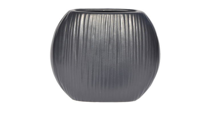Die Vase 16 cm Schwarz ist mattschwarz mit vertikalen Rippen, ovalförmig, auf weißem Hintergrund.