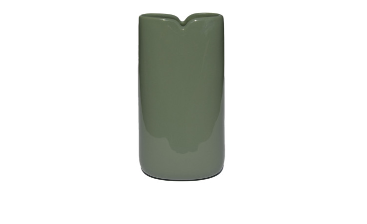 Hohe, glänzend olivgrüne Vase (21 cm) mit abgerundetem Körper und oberer Kerbe auf weißem Hintergrund.