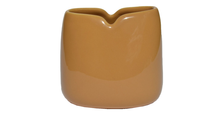 Eine glatte, hellbraune Vase 11 cm Senf mit einer runden Form und V-förmigen Rand, isoliert auf einem weißen Hintergrund.