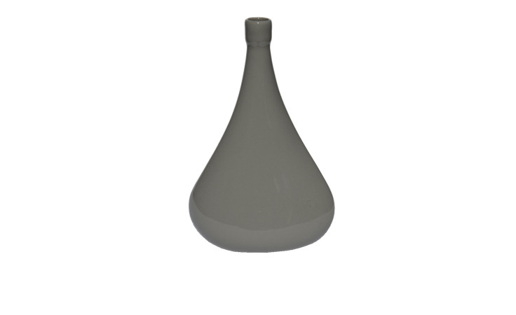 Eine glänzende graue Vase 21 cm Stein, tropfenförmig mit einem schmalen Hals, vor einem weißen Hintergrund gesetzt.