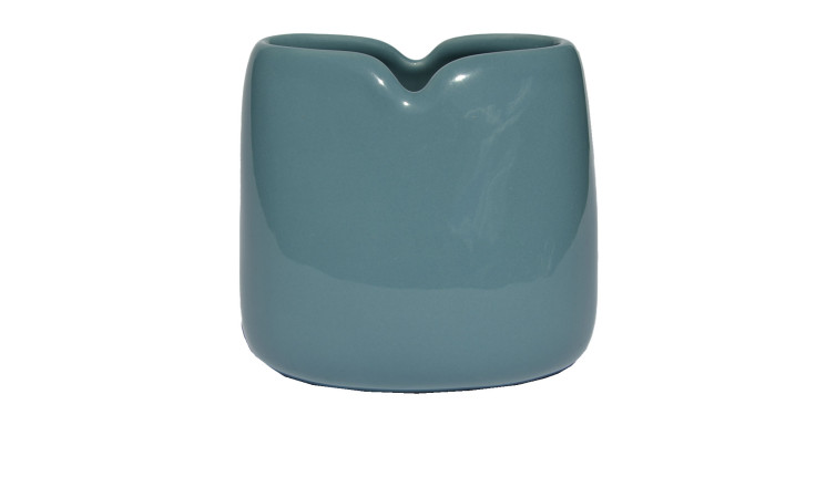 Glänzende Vase 11 cm Blau mit runder Form und kleiner V-förmiger Einkerbung am Rand, auf weißem Hintergrund.