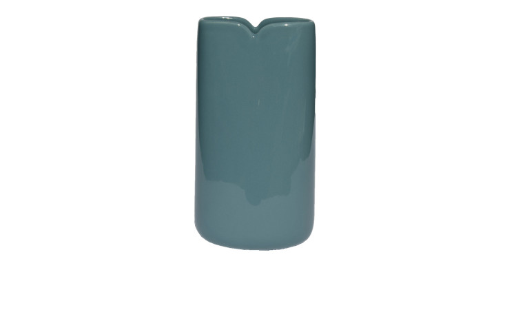 Eine glänzende Vase 21 cm Blau mit einer glatten Oberfläche und einer kleinen Randkerbe, vor einem weißen Hintergrund.