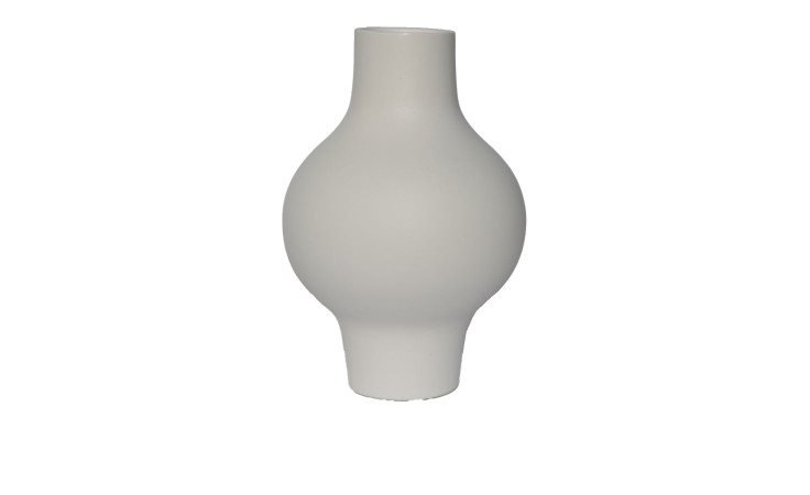 Die Vase 24 cm Weiß ist eine schlichte, matte Keramikvase mit bauchigem Körper und schmalem Hals, die auf weißem Hintergrund abgebildet ist.