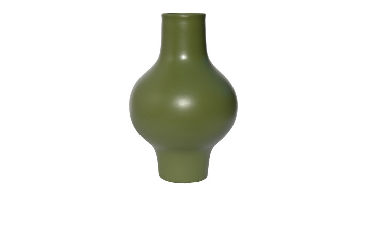 Abgebildet ist eine runde, grüne Steinzeugvase (24 cm) mit schmalem Hals und Boden auf weißem Grund.