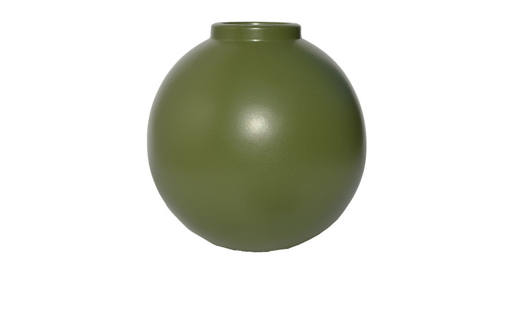 Die Vase 15 cm Olive ist eine runde, mattgrüne Vase aus Steingut mit einer kleinen Öffnung, die auf weißem Hintergrund abgebildet ist.