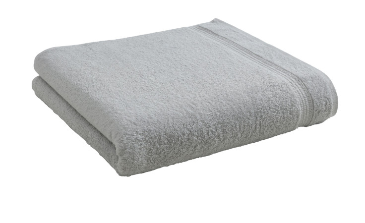 Das Mondo MONDO Duschtuch 67 x 140 cm hellgrau mit schlichtem Streifen, sauber gefaltet auf weißem Grund.