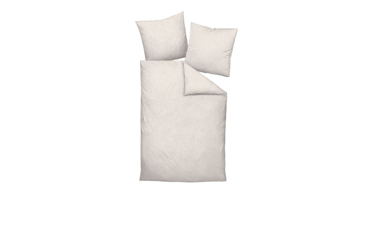 Ein ordentlich gemachtes Bett mit Mako-Satin-Bettwäsche Milano 135x200 cm und drei 80x80 cm großen Kissenbezügen auf weißem Grund.