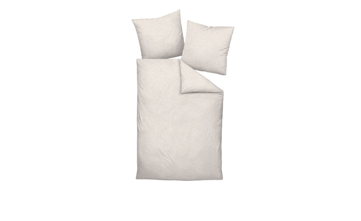 Ein ordentlich gemachtes Bett mit Mako-Satin-Bettwäsche Milano 155 x 200 cm und zwei Kissen auf weißem Grund.