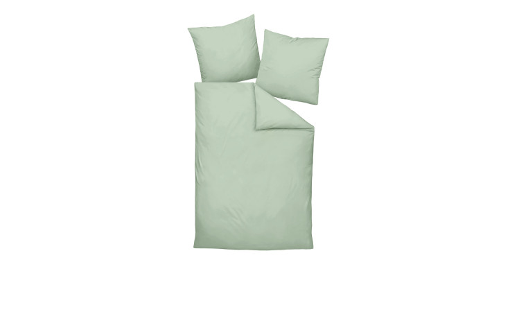 Hellgrüner Satin-Kissenbezug 40x60 cm arrangiert mit Bettdecke und zwei Kissen auf weißem Hintergrund.