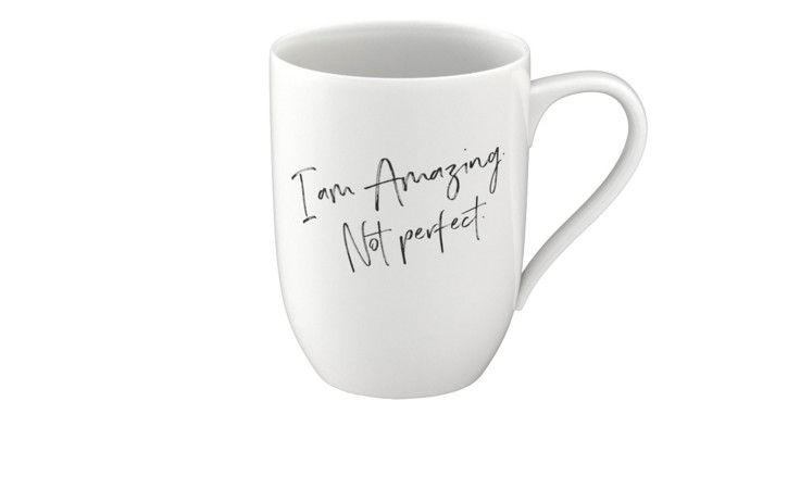 Becher mit Statement "Amazing Not Perfect" 340 ml in weiß mit schwarzer Schrift