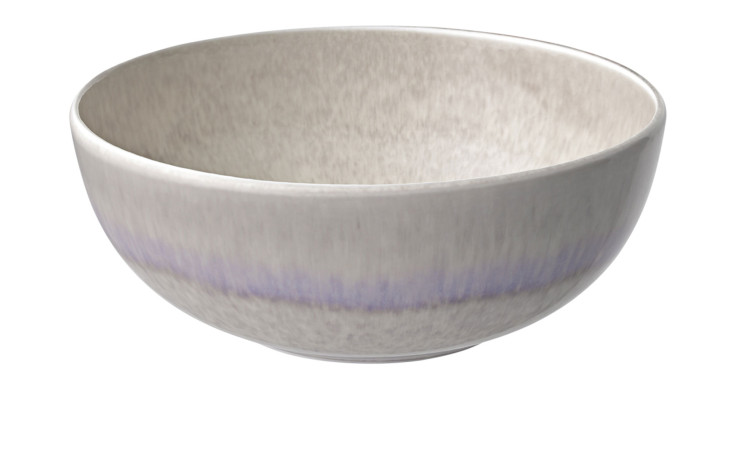 Die Villeroy & Boch Müslischale Perlemor Sand 530 ml zeichnet sich durch einen hellgrauen und zart violetten Farbverlauf auf Weiß aus.