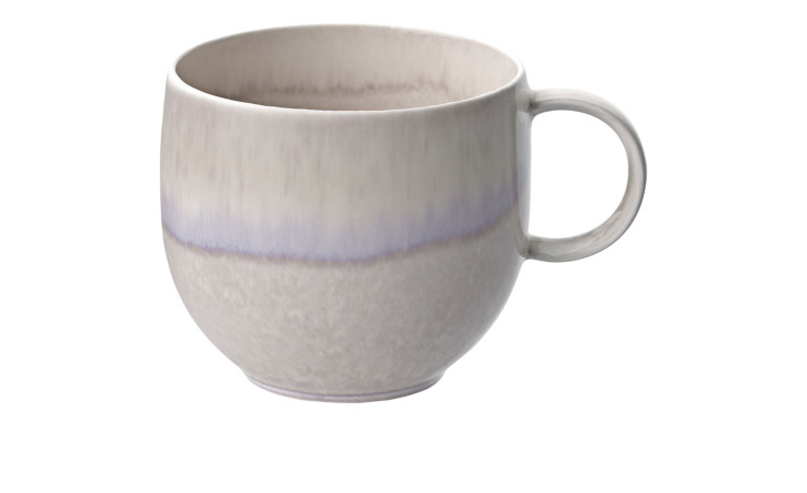 Der Villeroy & Boch Becher Perlemor Sand 210 ml ist ein runder, hellgrauer Bone China Becher mit einem dezenten lila Farbverlauf am Rand.
