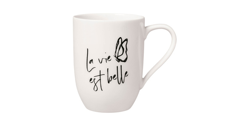 Becher La vie est belle in weiß mit schwarzer Schrift 