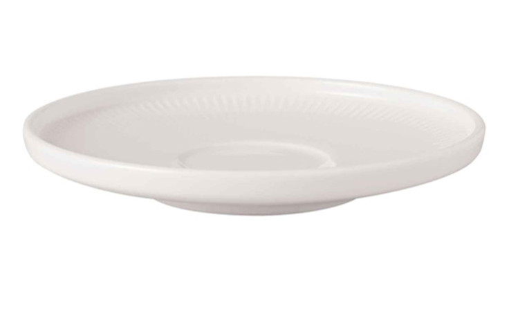 Die Kaffeeuntere Afina 14 cm ist eine schlichte Untertasse aus Weiß Bone China mit erhöhtem Rand, die schräg auf Weiß abgebildet ist.