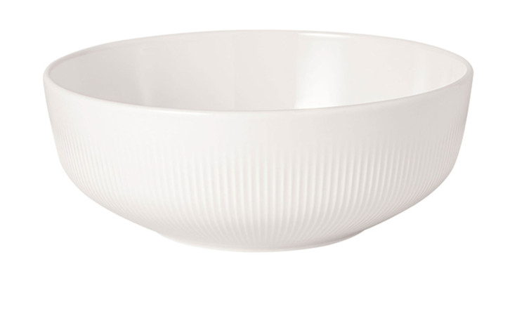 Die Schüssel Afina 19,5 cm ist eine schlichte weiße Bone China Schale mit einer subtilen gerippten Textur auf weißem Grund.