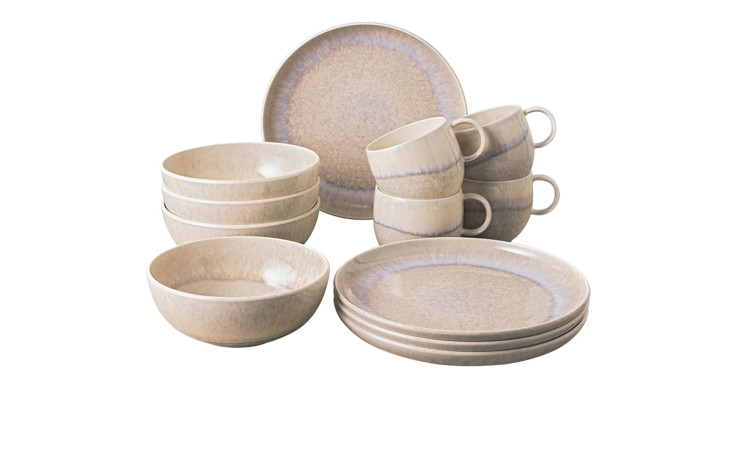Das Villeroy & Boch Frühstücks-Set Perlemor 12-tlg. in Beige mit Tellern, Schalen und Bechern auf weißem Grund.
