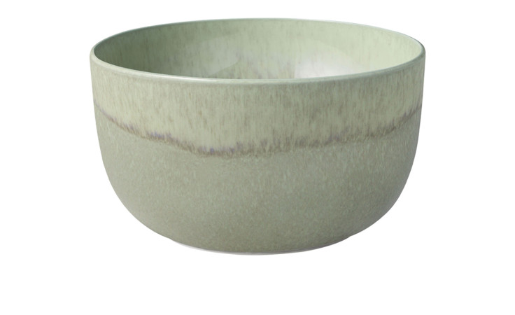 Eine runde, hellgrüne Villeroy & Boch Servierschüssel Perlemor 22,4 cm mit einem subtilen dunkelgrünen Band am Rand.