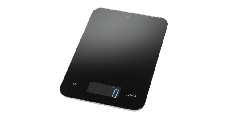 Eine elegante WMF Küchenwaage mit LCD-Display und Touch-Bedienung, dargestellt auf weißem Glas-Hintergrund.