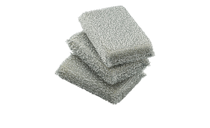 Drei WMF Glänzerkissen 3er-Set Metall-Schrubberpads gestapelt auf weißem Hintergrund.