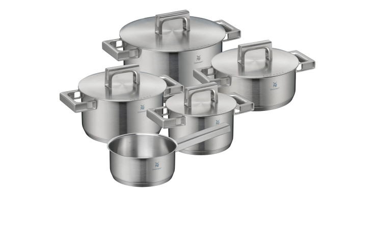 Das WMF Kochtopf-Set Ultimate Cool 9-tlg. aus Edelstahl in Silber mit Deckeln auf weißem Hintergrund.