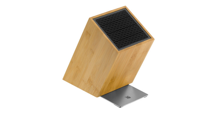 Der WMF Messerblock Flextec hat einen Holzblock, eine schwarze Wabeneinlage und einen silbernen Edelstahlsockel.