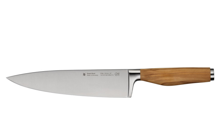 Ein WMF Kochmesser Grand Wood 20 cm mit einem Griff aus Olivenholz, auf weißem Hintergrund.