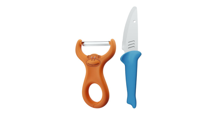 Das WMF Koch-Set Kids besteht aus einem Orangenschäler mit Affengesicht und einem Messer mit blauem Griff.
