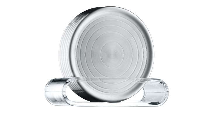 Ein rundes, silbernes WMF Gläserteller-Set Clever & More ruht aufrecht in einem klaren Ständer vor weißem Hintergrund.