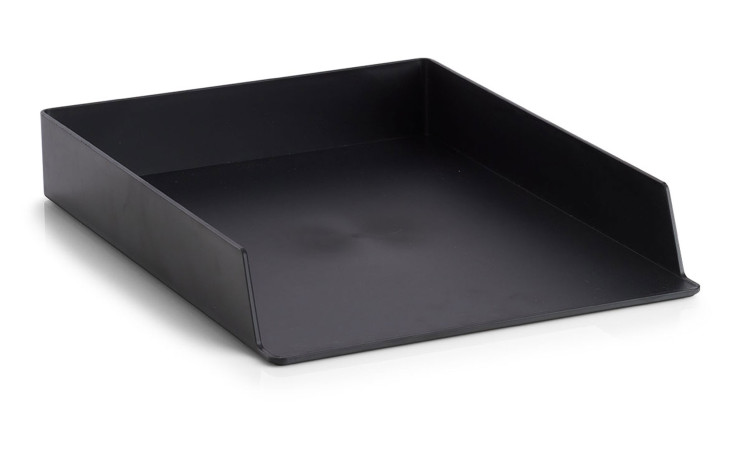 Schwarze Dokumentenablage 24 x 32,5 x 5 cm aus Kunststoff mit hohen Seiten und niedriger Front auf weißem Hintergrund.