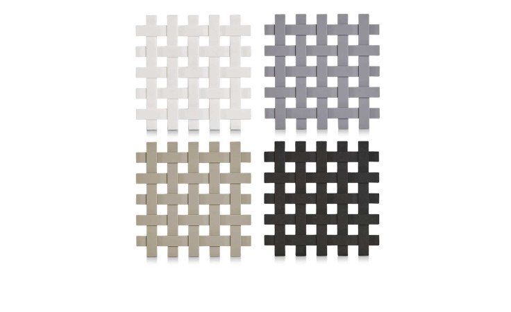 Vier Topfuntersetzer 17,2 x 17,2 cm in weiß, hellgrau, beige & schwarz, angeordnet 2x2 auf einem weißen Hintergrund.