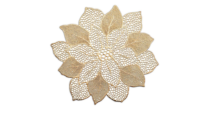 Platzset Blüte 49 x 47 cm: goldfarben, blumenförmig mit Spitzenmuster, auf weißem Hintergrund.