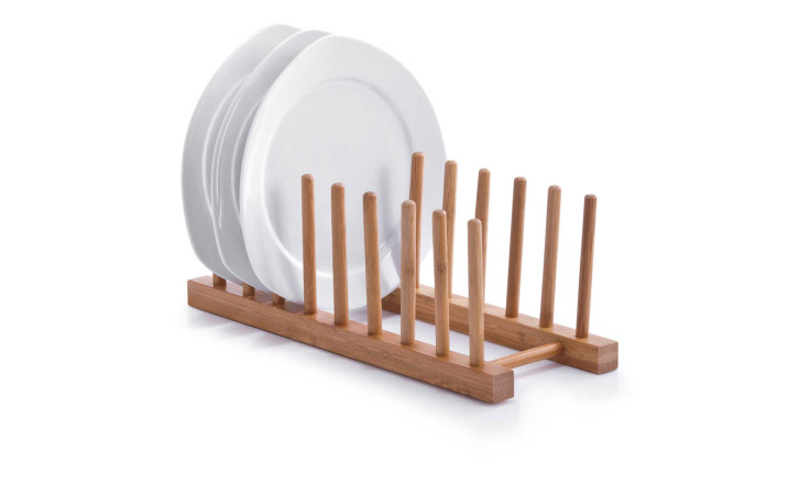 Ein Tellerständer 34 x 12,5 x 12 cm in Beige hält zwei zusammengesetzte weiße Teller, isoliert auf weißem Hintergrund.