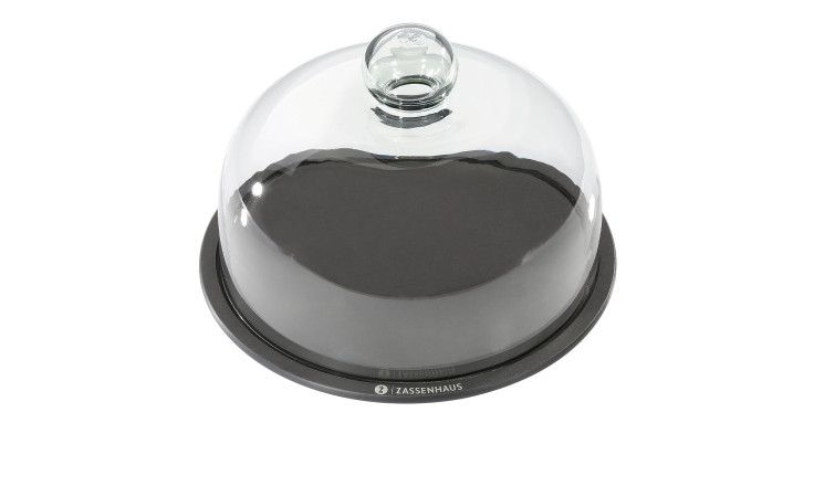 Die Käseglocke mit Glasdeckel 23 cm hat eine klare Kuppel mit einem runden Griff auf einem schwarzen Sockel mit der Aufschrift Zassenhaus.