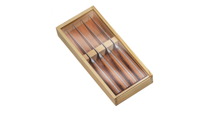 Eine Holzkiste mit vier Steakmesser 4er-Set Messern mit Pakkaholzgriffen, von oben gesehen auf weißem Hintergrund.