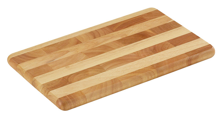 Tranchierbrett 22 x 33 cm mit abwechselnd hellen und dunklen Holzstreifen auf weißem Grund.