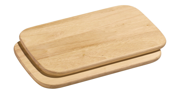 Das Frühstücksbretter-Set 26 x 17cm 2 tlg. besteht aus zwei Brettern in Brauntönen, die schräg auf weißem Grund angeordnet sind.