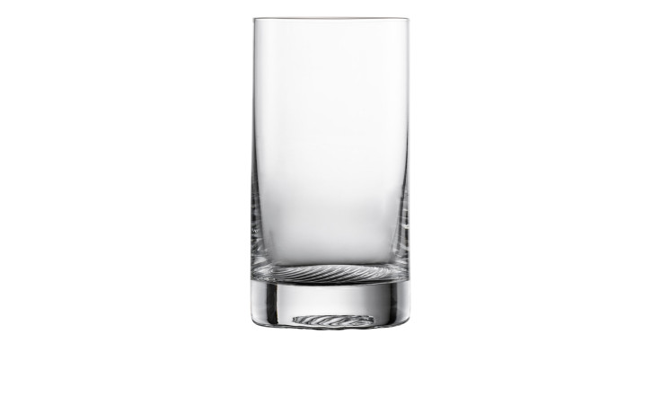 Das Zwiesel Glas Trinkglas Echo ist ein hoher, klarer Becher mit einem Durchmesser von 7 cm und dickem Boden auf weißem Grund.