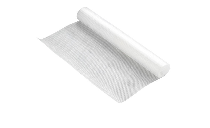 Eine Rolle Anti-Rutsch-Foliengewebe, teilweise abgerollt, auf weißem Hintergrund.