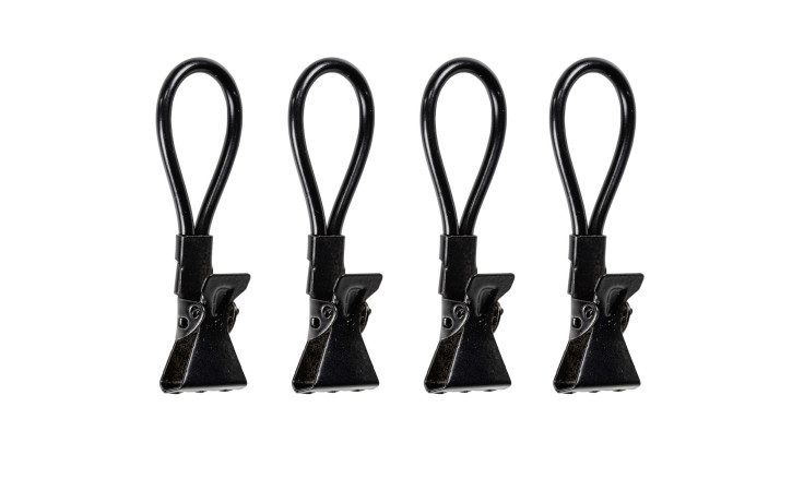Vier Klemmösen 4er-Set Clips mit Schlaufengriffen, gleichmäßig verteilt auf weißem Grund.