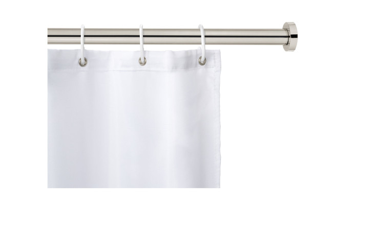 Weißer Duschvorhang hängt an einer Teleskop-Duschstange Obleon mit drei Kunststoffringen, auf einem unifarbenen Hintergrund.