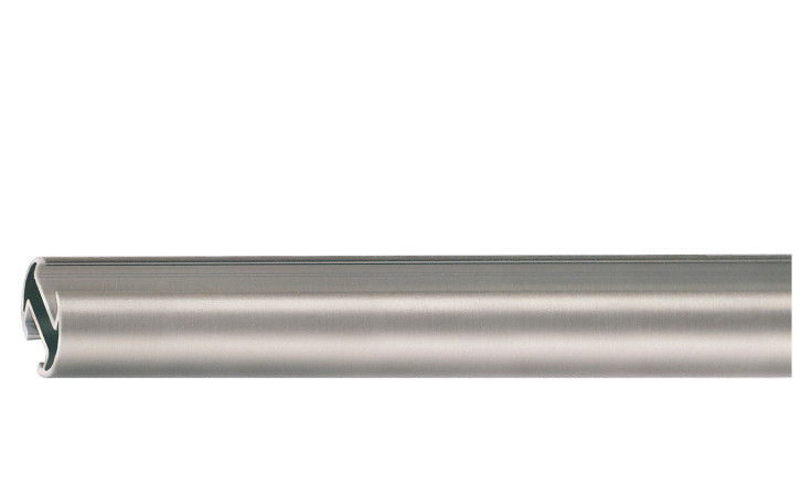 Die Gardineschiene 160 cm / 20 mm ist eine zylindrische, gebürstete Aluminiumschiene mit Schlitz, in Edelstahloptik, auf weiß.