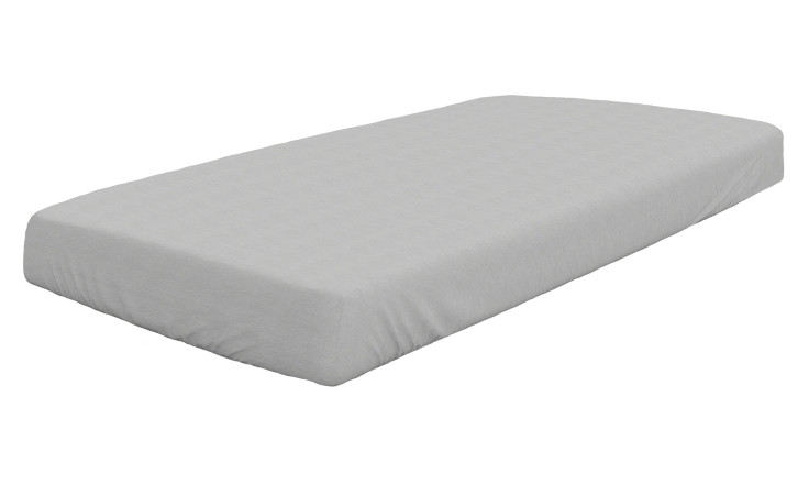 Das Jersey-Spannbettlaken Dormisette 100 x 200 cm ist ein schlichtes weißes Spannbettlaken auf einer rechteckigen Matratze.